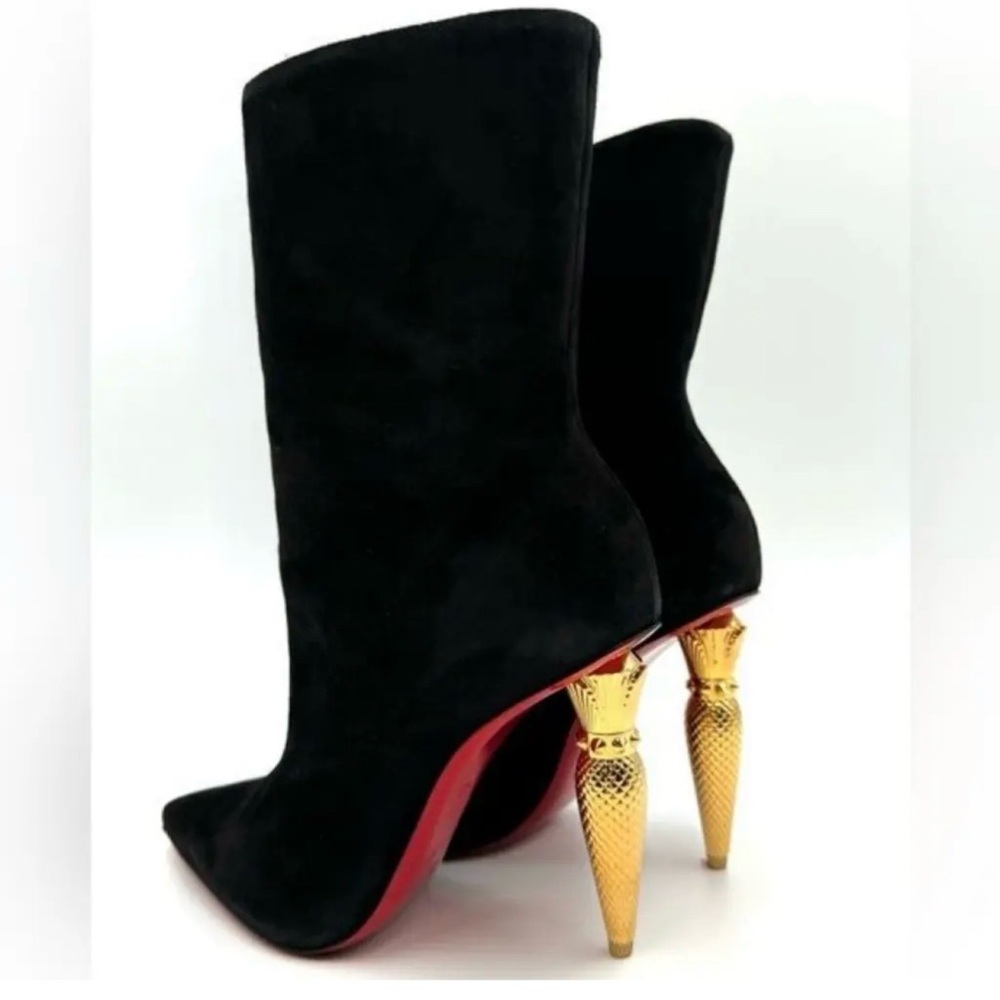 CHRISTIAN LOUBOUTIN
Lipbooty 100 black leather
Originally $1,495.00